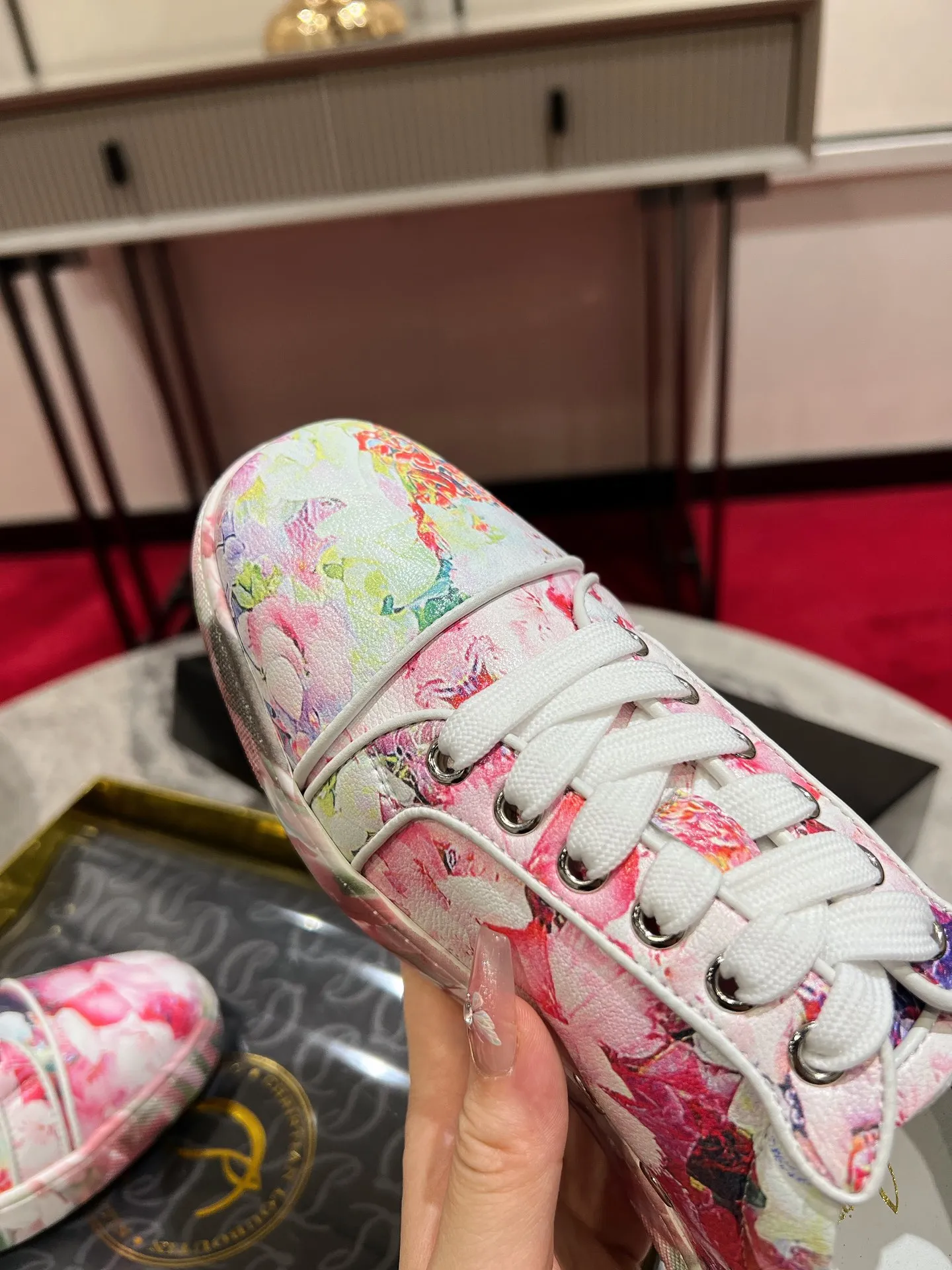 👟👟Ex-factory price 680👟👟 ╔Low-top back printed pink and white model╗ ·Top version customization·²⁰²²𝐬𝐬 𝑪𝒉𝒓𝒊𝒔𝒕𝒊𝒂𝒏 𝑳𝒐𝒖𝒃𝒐𝒖𝒕𝒊𝒏 ▪️No matter the last shape, fabric, diamonds, nails, lining, outsole, they are as close as possible to ZP... ▪️The original sole is specially provided by the original factory ▪️The lining is imported water-dyed cowhide ▪️Private customization time is about 3-7 days —————— Size: Women's 35M-41M Men's 38M-47M, half size can be customized